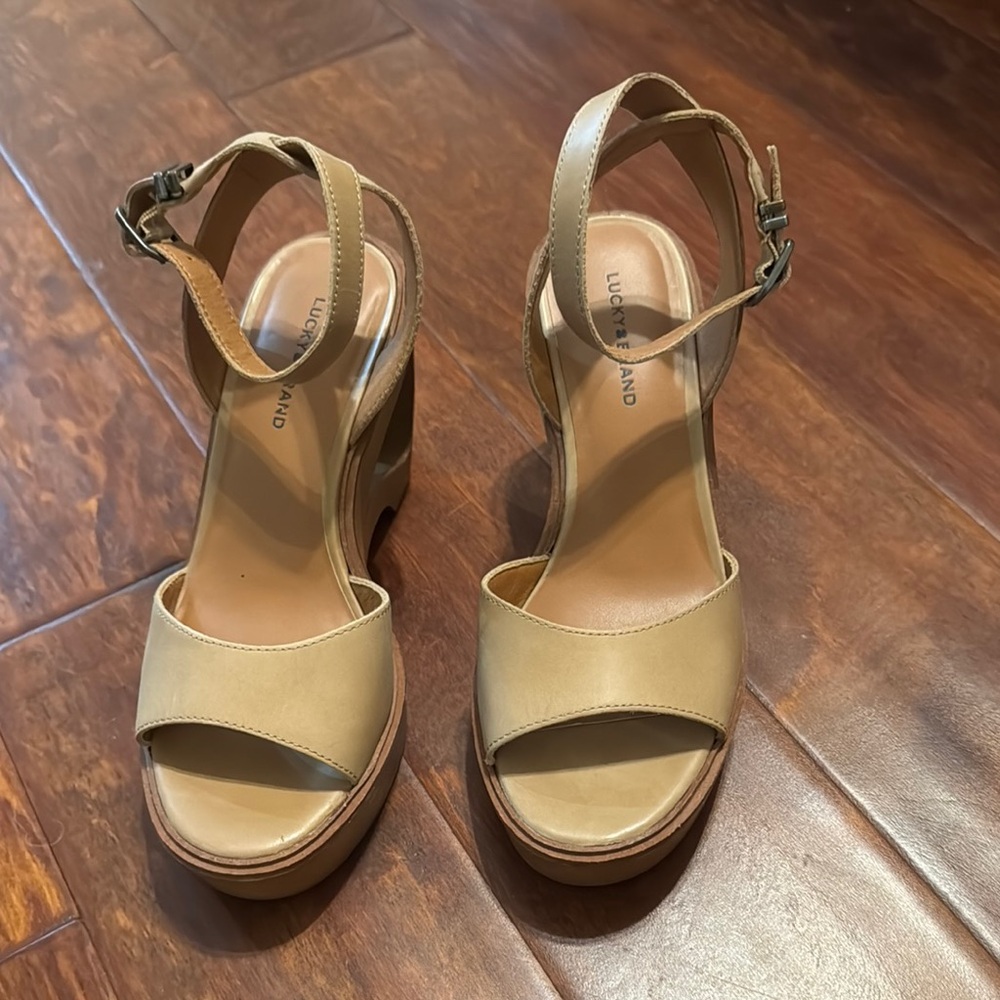 Lucky Brand Tan Platform Sandals with Wood-Look Sole
